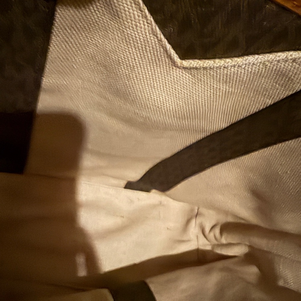 Michael Kors large bag in great condition. Comes with an envelope wallet. - Picture 10 of 11